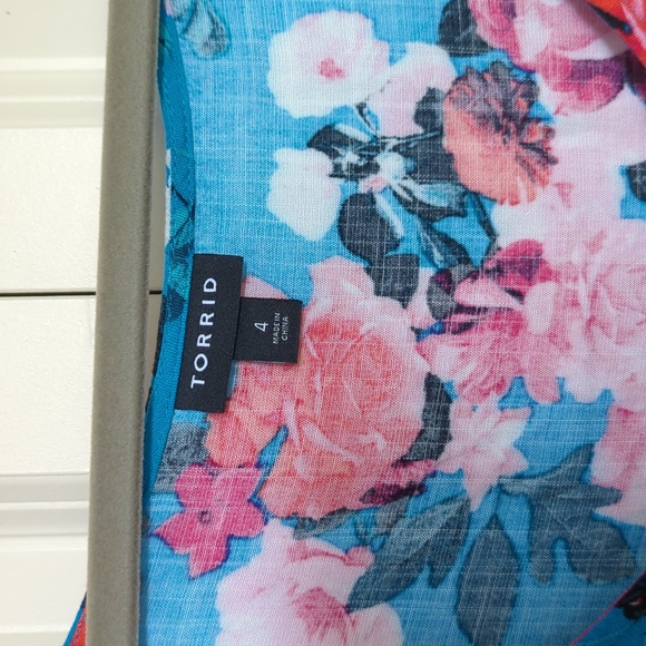 TORRID Blue Floral Button Front Top SIZE 4 - Picture 2 of 3